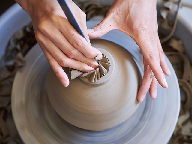 瑞光窯での陶芸作品の仕上げ
